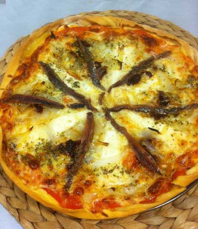 Pizza de queso de cabra, cebolla y anchoas