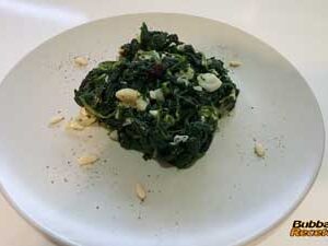 Espinacas con migas de bacalao, pasas y piñones